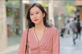 春日减龄时尚的穿搭，泡泡袖衬衣搭配高腰牛仔裤，显瘦又显气质图片