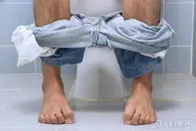 排便到底是“蹲着”还是“坐着”好？专家告诉你健康的排便姿势图片