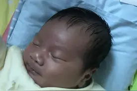 宝妈生出“黑人宝宝”欲哭无泪，可不是混血，2个月后颜值逆天图片