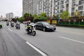 汉中交警一大队铁骑出动：有违停，必查处图片