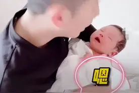 出生23天婴儿哭闹竟然和爸爸对答如流 网友说这个孩子长大后文采好图片