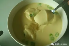 蒸鸡蛋羹时，直接加水蒸就大错特错了，教你2招，蛋羹嫩滑无气孔图片