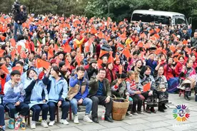 欢乐送到十八洞村——中国文联学雷锋文艺志愿服务队“送欢乐下基层”慰问演出走进十八洞村图片
