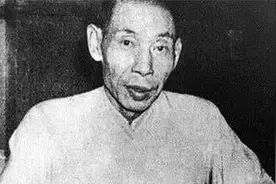杜月笙感觉大限将至，起来把三笔账处理完，烧完巨额欠条与世长辞图片