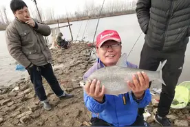 钓起鱼后鱼不老实、不好取钩？这几种抓鱼手法送给你图片
