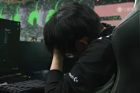 “终于轮到我了”RNG夺冠荣光哥重现faker经典，捂头崩溃泣不成声图片