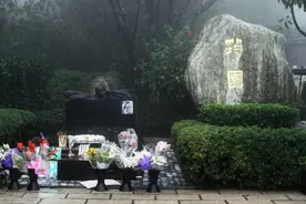 邓丽君和张爱玲墓对比：一处价值数亿游人如织，一个海葬几无人知图片