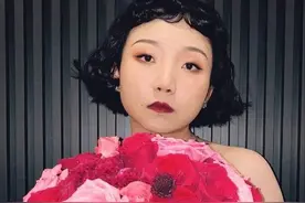 大饼脸小眼睛粗短腿，丑女孩辣目洋子，为何征服了赵薇和尔冬升？图片