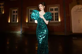 鞠婧祎穿墨绿鱼尾裙，隔空挑战范冰冰输太惨，生图才看出问题所在图片