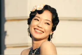 "艳星"麦家琪一脱而红，学舒淇穿回衣服，却被儿子扯下“遮羞布”图片