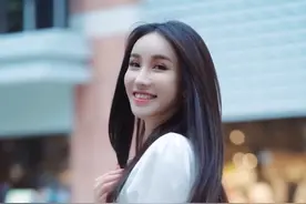 清纯的邻家女孩儿，一袭白色超短连衣裙，穿出满满温柔校园女神感图片