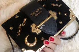 扒一扒潮人喜爱的Prada星月包，真假辨别图片