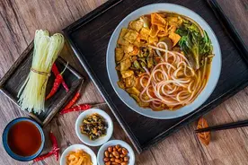 那些吃面嗦粉的年轻人，吃出2500亿方便速食新市场图片