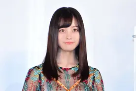 21岁的桥本环奈，左手一把牌，右手一杯酒，天使变欧巴桑图片