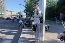 “韦神”再现江湖：全身上下没一样起眼，仍提着馒头，夹着矿泉水图片