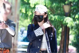 杨颖越来越会打扮，未修图上班照曝光真实腿型，穿短裤太占便宜了图片