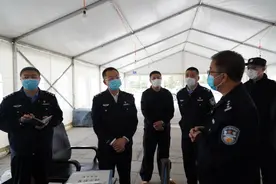 四平市副市长、公安局长许辉深入疫情防控一线检查指导工作并看望慰问执勤民警辅警图片