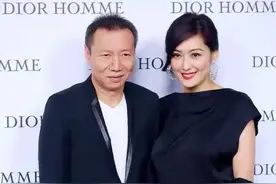 孟广美真的52岁？穿黑色连衣裙藏不住凹凸感，大7岁老公像隔辈人图片