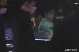 出轨风波！于晓光被拍搂女坐大腿 网友“心疼秋瓷炫”登热搜图片
