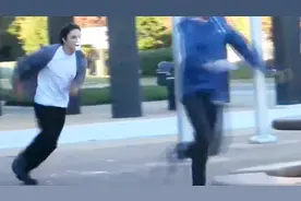 恶搞：老外街头用奶油往路人脸上糊，遭路人狂追三条街视频封面