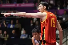 西热力江为周琦不平，认为边线球失误的责任，周琦和赵睿应五五开图片