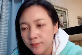 周群女儿直播罕出镜！遗传妈妈高颜值，遭爆料因给同学送礼而自卑图片
