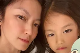 林熙蕾罕见晒母女合照！44岁女神无惧素颜出镜，女儿高颜值吸睛图片
