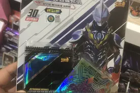 有的花掉好几千，有的偷家里钱买！不少小学生痴迷的奥特曼卡牌，你家玩吗图片