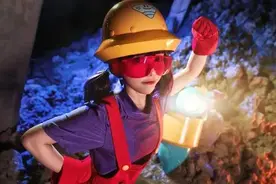 荒野乱斗：谁是最佳COS？雅琪小姐姐完美还原，PDD熊灵出场就赢了图片