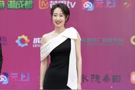刘敏涛获最佳角色女演员荣誉 与王凯携手亮相好演员盛典图片