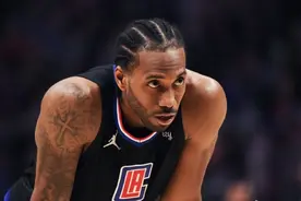 接受右膝手术的伦纳德，休赛期还会跳出合同吗？薪资专家一言道明图片