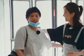 李佳航后妈出镜！妆容精致比儿媳妇还惹眼，李晟的尴尬年轻人都懂图片