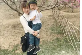 潘长江的女儿带儿子出来玩近照，网友：素颜潘阳好漂亮图片