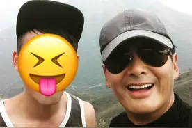 周润发爬山被偶遇当众黑脸，网友还原始末惹众怒遭批评：脸皮真厚图片