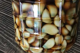 快速腌腊八蒜的方法，做法简单不费事，3天就可以变绿图片