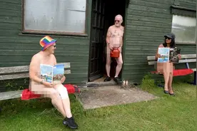 英国夫妻喜欢赤身在家里和户外走来走去，称“这就是我们的生活”图片