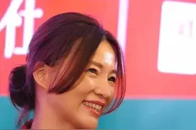 董卿真的老了！红色碎花裙配淡妆眼袋突出，离开舞台气质太平庸图片