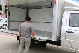 福田祥菱V2翼展厢不仅能配送水果蔬菜，还能摆西瓜摊图片