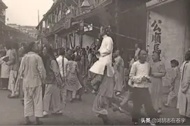 清末老照片：挎竹篮的商贩，抱宠物的宫女，护城河里满是淤泥杂草图片