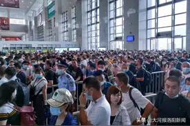 7月21日龙门高铁站全线列车停运，铁警及时疏散滞留旅客图片