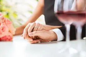 男子生病后未婚妻不辞而别，两年后男子康复，再见未婚妻站住了图片