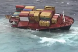 一艘巨型集装箱货轮在风浪中断成两截，上面有您的货物吗？图片