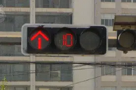 海屯路这个院子里竟然装了个红绿灯，要指挥啥？图片