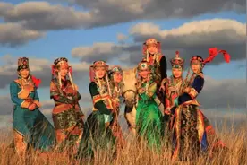 蒙古人全家都睡蒙古包里，洗澡上厕所不尴尬吗？听当地姑娘怎么说图片