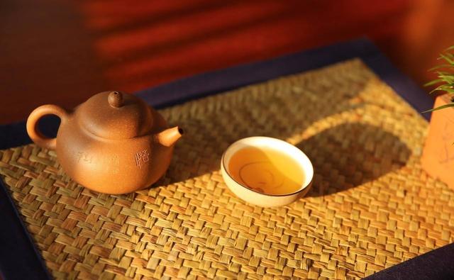 老包说茶：茶叶中主要有哪些物质？