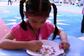 送7岁女儿上绘画班，在家画了几张画，爸妈无意看到后立刻报警图片