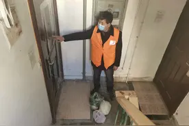 抗疫在社区丨一群特殊“外卖员”：无惧病毒风险 忙碌奔走在各小区楼道里图片