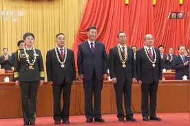 以国之名，授勋！致敬这些国家的功臣图片