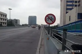 两年发生事故171起 “电驴”经过红光桥别忽视了这个标志图片