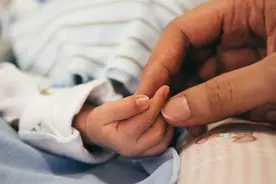 生孩子时间有讲究？上午生娃和下午生娃三点区别，过来人体会深刻图片